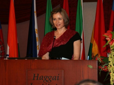 Denise falando na cerimônia de graduação como oradora do grupo