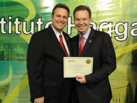 William Dougras recebendo seu certificado do Seminário Nacional