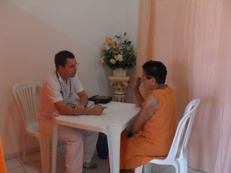 Dr. Leonardo Cartaxo em atendimento