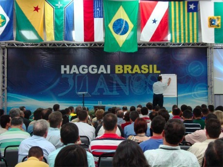 Diretor Executivo do Haggai Brasil, Ebenézer Bittencourt dando uma palestra