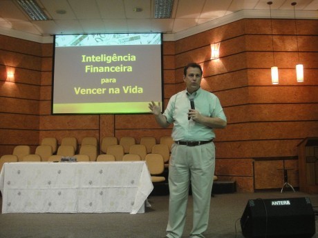 Ebenézer Bittencourt palestrando sobre Inteligência Financeira