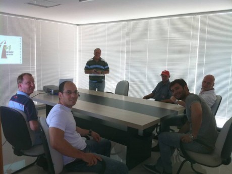 Primeiro encontro com um grupo de funcionários da empresa “DIVELP – Distribuidora de Veículos Leves e Pesados” para explanação do trabalho que seria desenvolvido pela Capelania Empresarial.