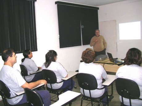 Reunião com funcionários da “Ambiental Americana” para um “Dedinho de Prosa”, nome dado aos encontros para estudos da Bíblia e reflexões sobre os diversos relacionamentos do ser humano.