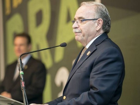 Ednilton Soárez entrega caneta comemorativa aos quatro diretores executivos 
