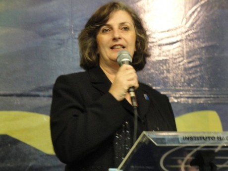 Eliane ocupando a tribuna como representante dos graduados