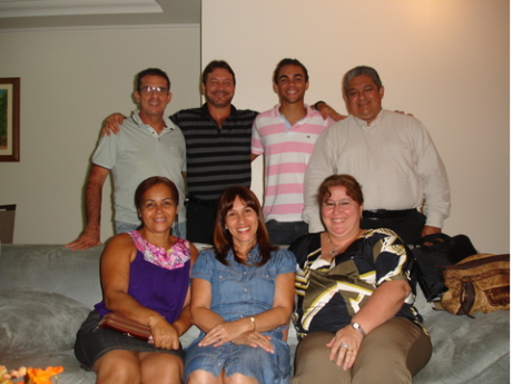 Marilza com um grupo de graduados (seu esposo Pedro na linha de cima, primeiro à esquerda) e Josué Matos, à direita)