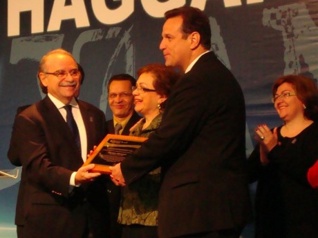 Entrega da Placa Comemorativa dos 30 anos de Haggai no Brasil durante o Congresso Haggai 2009. Ebenézer e Marta Bittencourt agradeceram em nome dos quatro diretores executivos, os quais também receberam uma cópia.