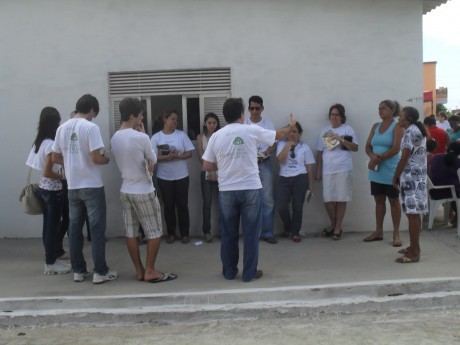 Equipe de evangelismo pessoal, de casa em casa, nas ruas