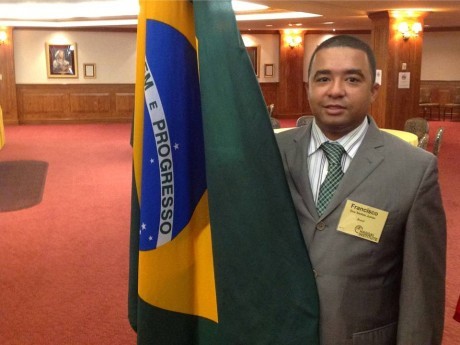 Francisco no saguão de entrada do Mid-Pacific Training Center