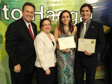 O casal na noite da graduação, ao lado de Ebenézer e Marta