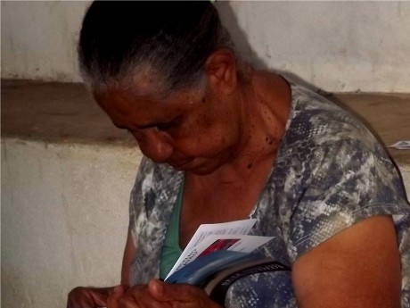 Pessoas recebendo literatura evangélica