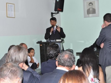 Pastor Amy agradecendo a distinção e reconhecendo a graça de Deus