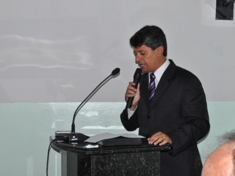 Pastor Amy ocupando a tribuna da Câmara