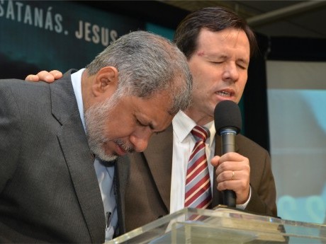 Elias Souza orando por Jeremias, antes da sua palavra