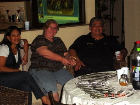 Leni (esposa do Pr. Vitor), Beatriz (a do meio - esposa do Pr. Josué) e Pr. Josué