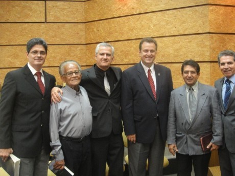 Foto dos pastores e líderes no culto final com Santa Ceia, Rev. Aristóteles é o segundo da esquerda para a direita