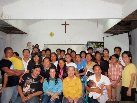 Ministração em igreja da Indonésia