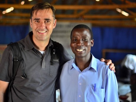Marcelo Kallaur e Habil Mutende no templo da MCC, em Nairobi
