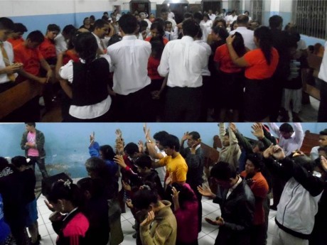Duas fotos do culto na igreja em Pucalpa, Peru