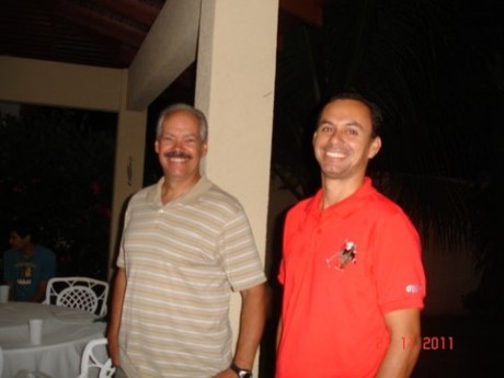 Onésimo e Vitor (camisa vermelha)