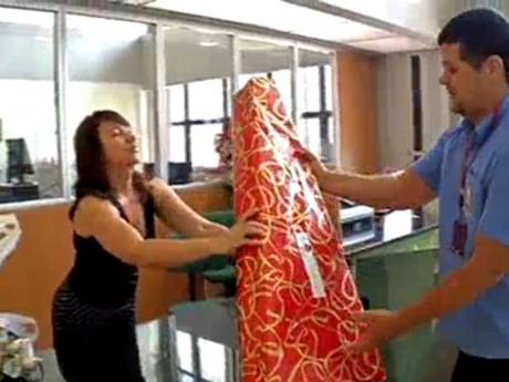 Marilza recebendo os presentes que chegam