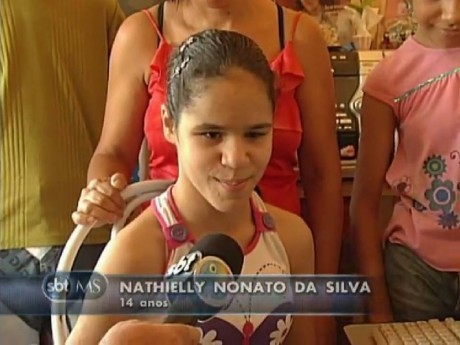 Deficiente visual recebe computador adaptado para sua necessidade