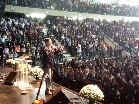 Pastor Paulo Mazoni apresentando o DNA no congresso celular