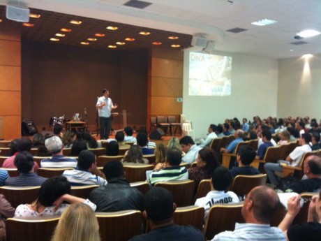 Pastor Paulo Mazoni ministrando aos líderes do DNA Central