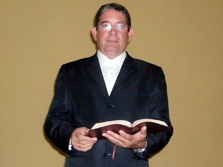 Pastor João Batista na igreja que fundou e lidera hoje