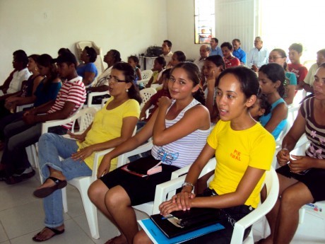 Irmãos reunidos para o culto no templo rural