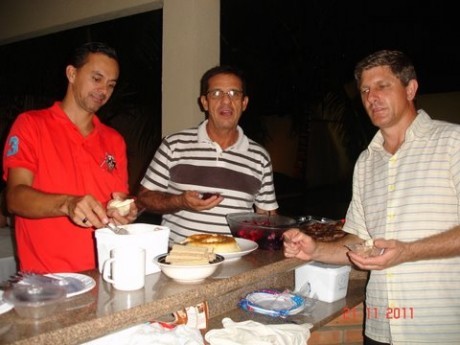 Pr. Vitor, Pedro (está no meio) e Antônio (churrasqueiro)