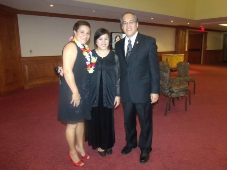 Regina com diretor de programa do Mid-Pacific Center e sua esposa