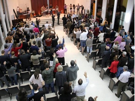 Foto panorâmica da igreja vista do mezanino