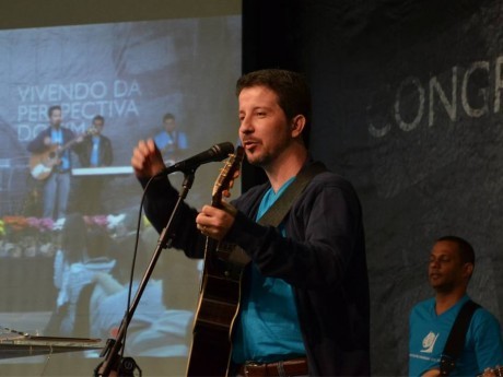 Ricardo liderando o louvor no Congresso Haggai 2012
