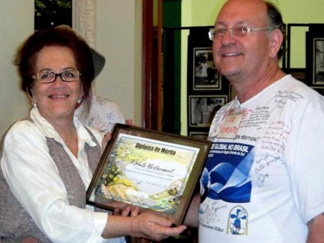 Roberto recebendo placa de Honra ao Mérito de Márcia Iared