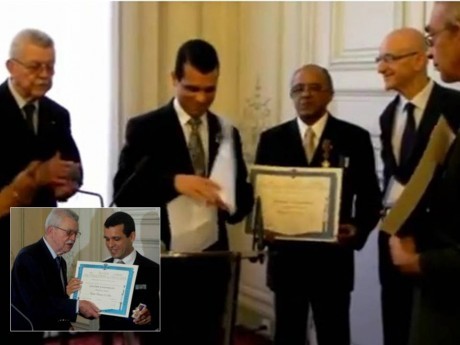 Rubens Teixeira recebendo medalha no Senado da França, Paris