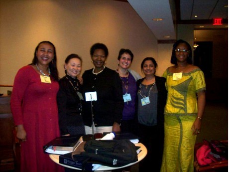 Grupo de oração multicultual operante durante o mês