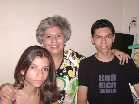Elisabete Pereira, com Jade (20) e Kaleb (23)