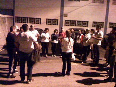 36 voluntários trabalhando na madrugada para salvar vidas