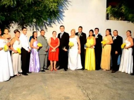 Foto oficial dos sete casais, com o pastor e esposa ao centro