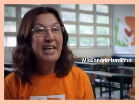 Missionária Lurdinha (em filme de 2010) explicando o projeto