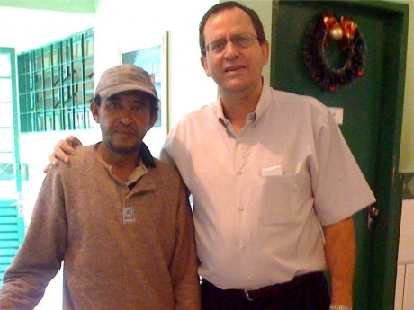 Roberto Naves Amorim com morador de rua, Jandivan