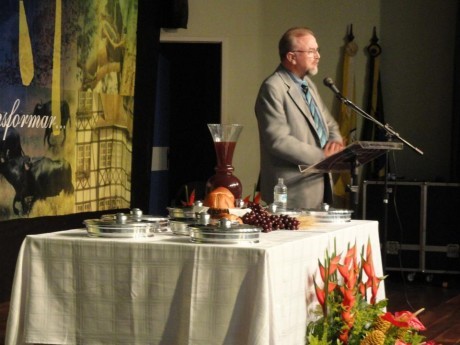 Celebração da Santa Ceia sob a direção do pastor Cláudio