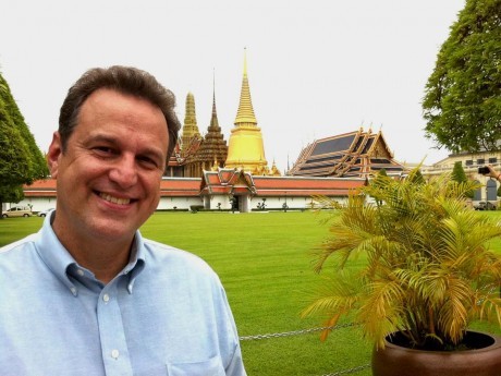 Ebenézer tendo como fundo o palácio do imperador, em Bangkok