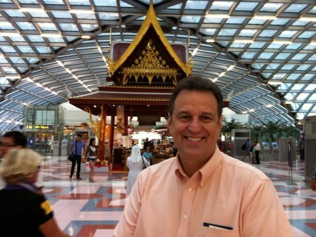 Ebenézer e Lívio embarcam no aeroporto internacional de Bangkok