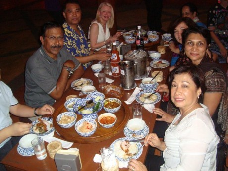Momento de comida típica em restaurante de Chiang Mai