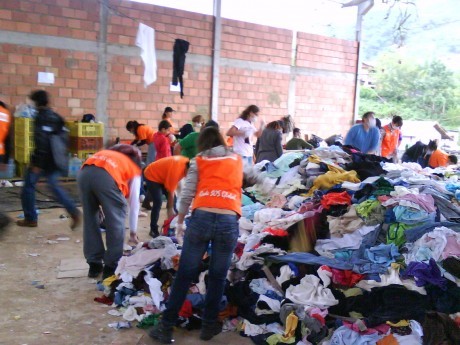 Grupo de voluntários trabalhando na seleção de doações