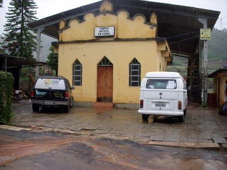 Foto da frente do templo da Igreja Batista de Vieira - base das operações