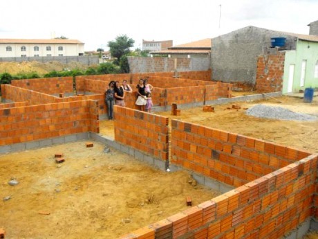 Paredes da creche sendo erguidas: o sonho se torna realidade