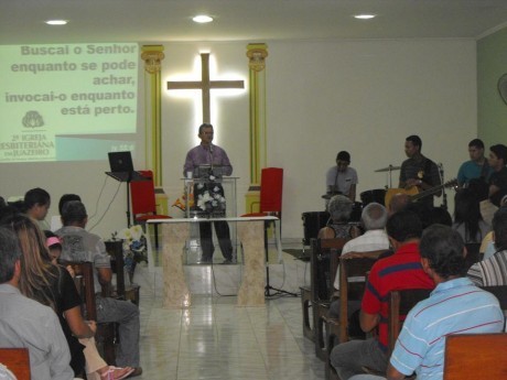 Welington dirigindo culto público em sua igreja